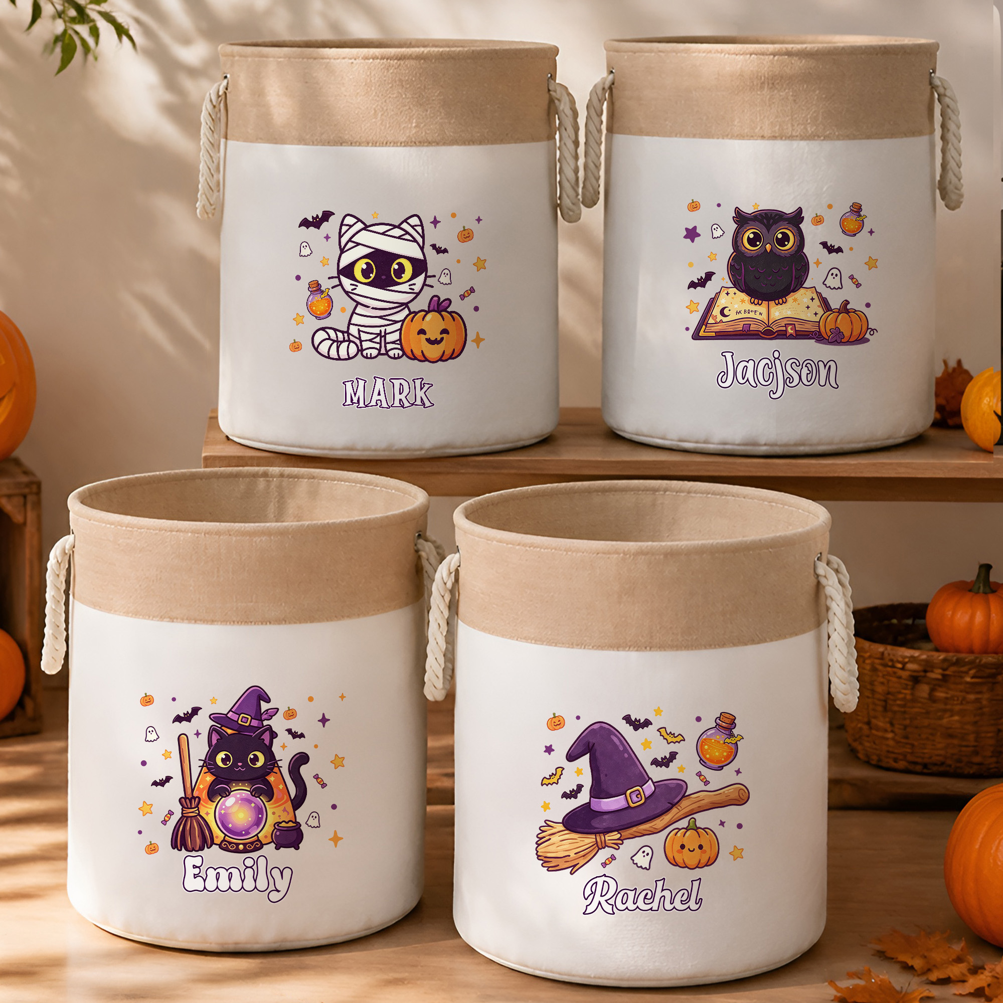Individuell gestalteter Süßigkeitenkorb mit Fledermaus-, Kürbis- und Katzenmotiv sowie Namenszug – Halloween-Geschenk für Kinder und Jugendliche zum „Süßes oder Saures“-Spielen
