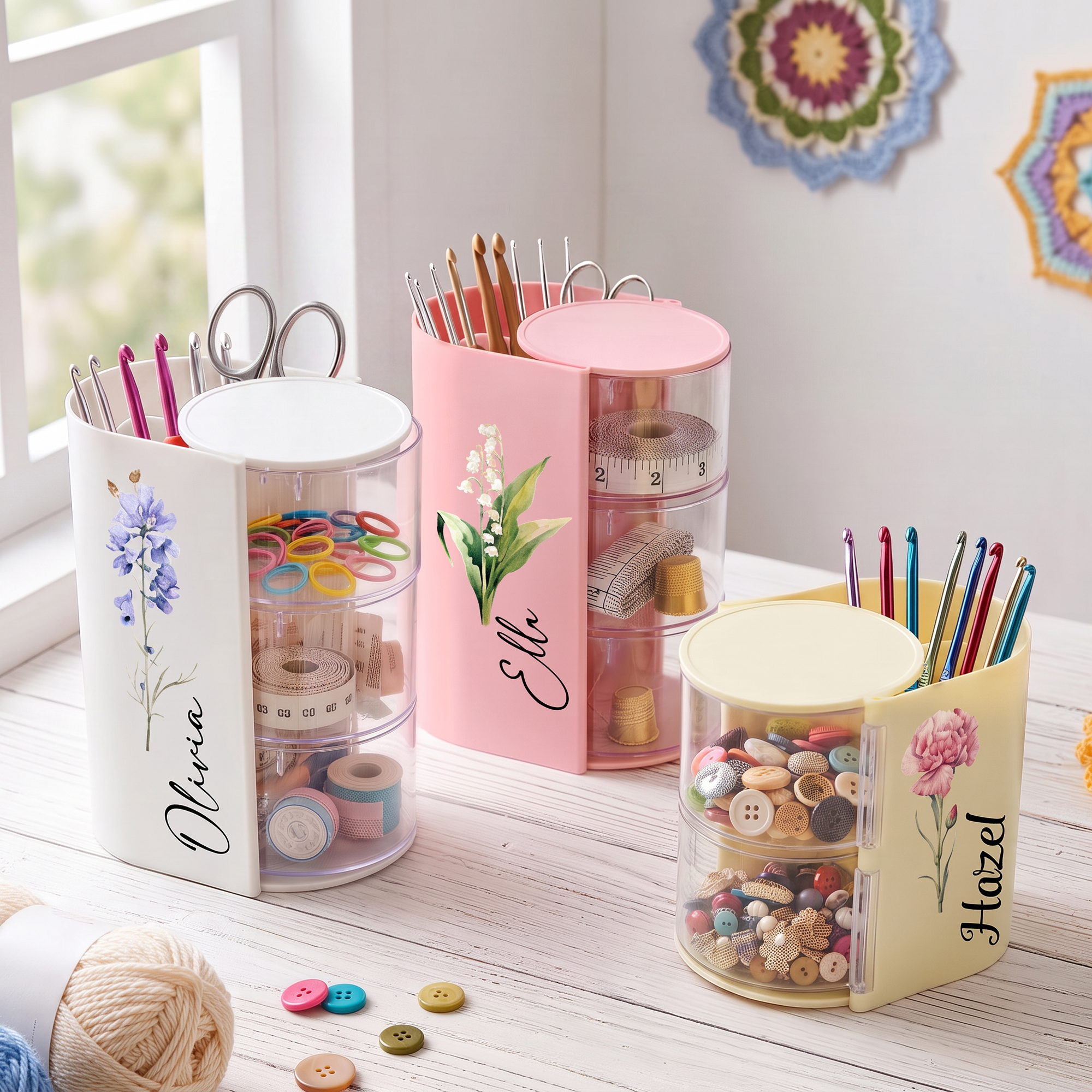 Individuell gestaltete, durchsichtige, drehbare, mehrschichtige Aufbewahrungsbox für Häkelnadeln mit Aquarellmotiv und Geburtsblume – ein Geburtstags- oder Festtagsgeschenk für Häkelfans