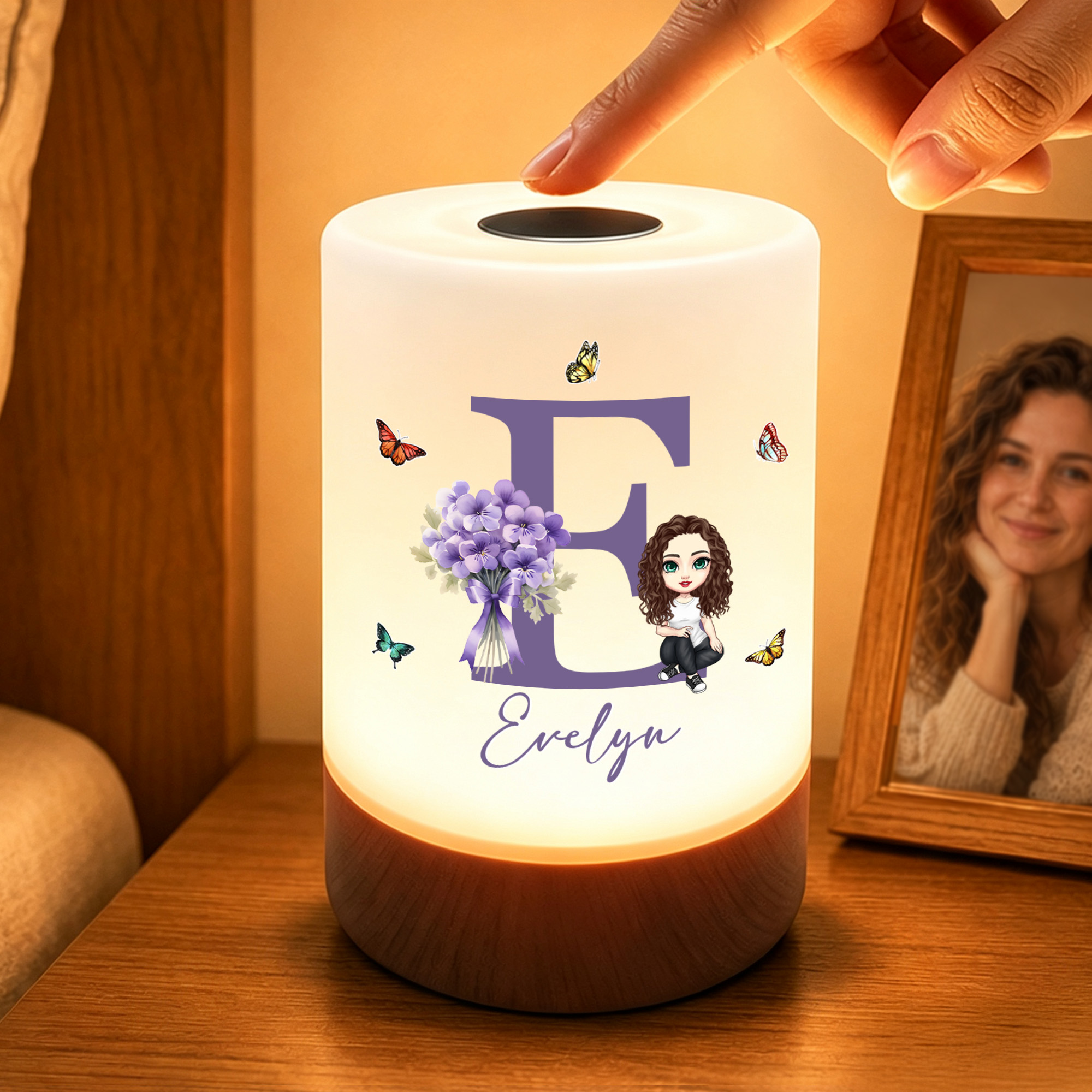 Individuell gestaltetes Nachtlicht mit Geburtsblume und Comicfigur, dimmbar und mit Farbwechsel, mit Namen und Initialen – Schlafzimmerdekoration und Geburtstagsgeschenk für Freunde und Kinder