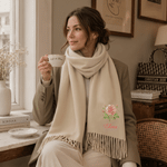 Personlig mjuk halsduk med namn och vackert blommönster en värmande accessoar perfekt för hösten och som julklapp