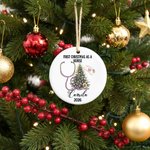 Personlig første jul som sykepleier Keramisk hengende ornament med navn og årstall Tredekorasjon Julegave til nye sykepleiere