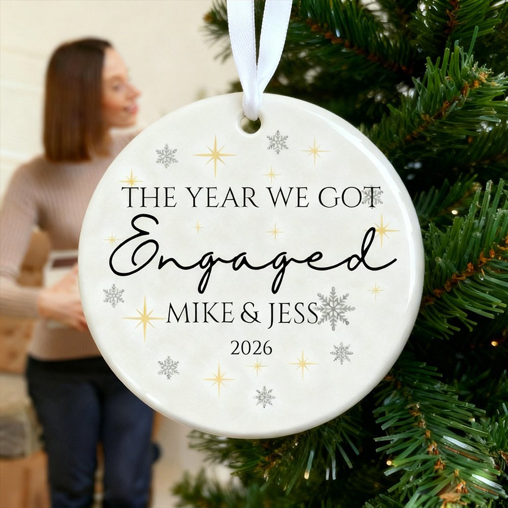 Ornement romantique personnalisé en céramique avec 2 rubans et année Décoration de l'arbre de Noël Cadeau de fiançailles pour jeunes mariés Couples 4