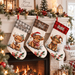 Individuell gestalteter, niedlicher Weihnachtsstrumpf mit Highland-Kuh- und Stechpalmen-Karomuster, mit Namen – Wohnaccessoire und Weihnachtsgeschenk für Kinder, Freunde und Familie