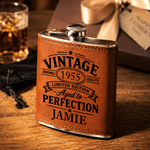 Personalisierter Vintage-Stern-Anstecker aus PU-Leder, Flachmann mit Namen und Jahreszahl – Geschenk für den Alltag, zum Ruhestand oder zum Geburtstag für Papa oder Opa
