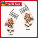 Individuell gestalteter, niedlicher Weihnachtsstrumpf mit Highland-Kuh- und Stechpalmen-Karomuster, mit Namen – Wohnaccessoire und Weihnachtsgeschenk für Kinder, Freunde und Familie