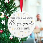 Ornement romantique personnalisé en céramique avec 2 rubans et année Décoration de l'arbre de Noël Cadeau de fiançailles pour jeunes mariés Couples 6
