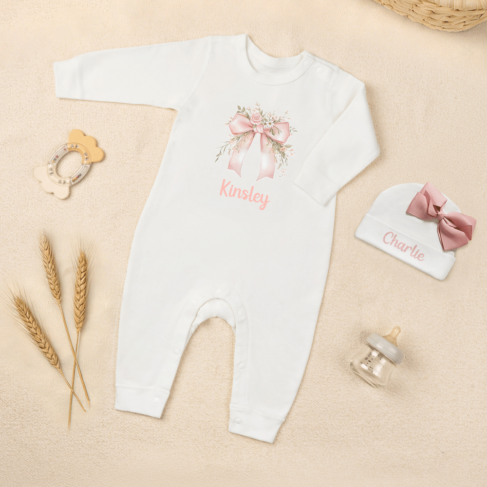 Spersonalizowany, wykonany w 100% z bawełny, miękki kombinezon dla dziewczynki z motywem kwiatowym i kokardką oraz czapeczką z imieniem – prezent na baby shower i urodziny dla noworodka oraz świeżo up 5