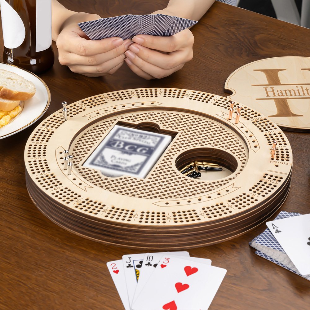 Juego de tablero de madera para jugar al Cribbage personalizado con monograma grabado, 4 pistas y 16 clavijas Juego de viaje para fiestas Regalo de cumpleaños para los amantes del Cribbage 3