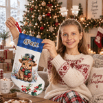 Individuell gestalteter, niedlicher Weihnachtsstrumpf mit Highland-Kuh- und Stechpalmen-Karomuster, mit Namen – Wohnaccessoire und Weihnachtsgeschenk für Kinder, Freunde und Familie