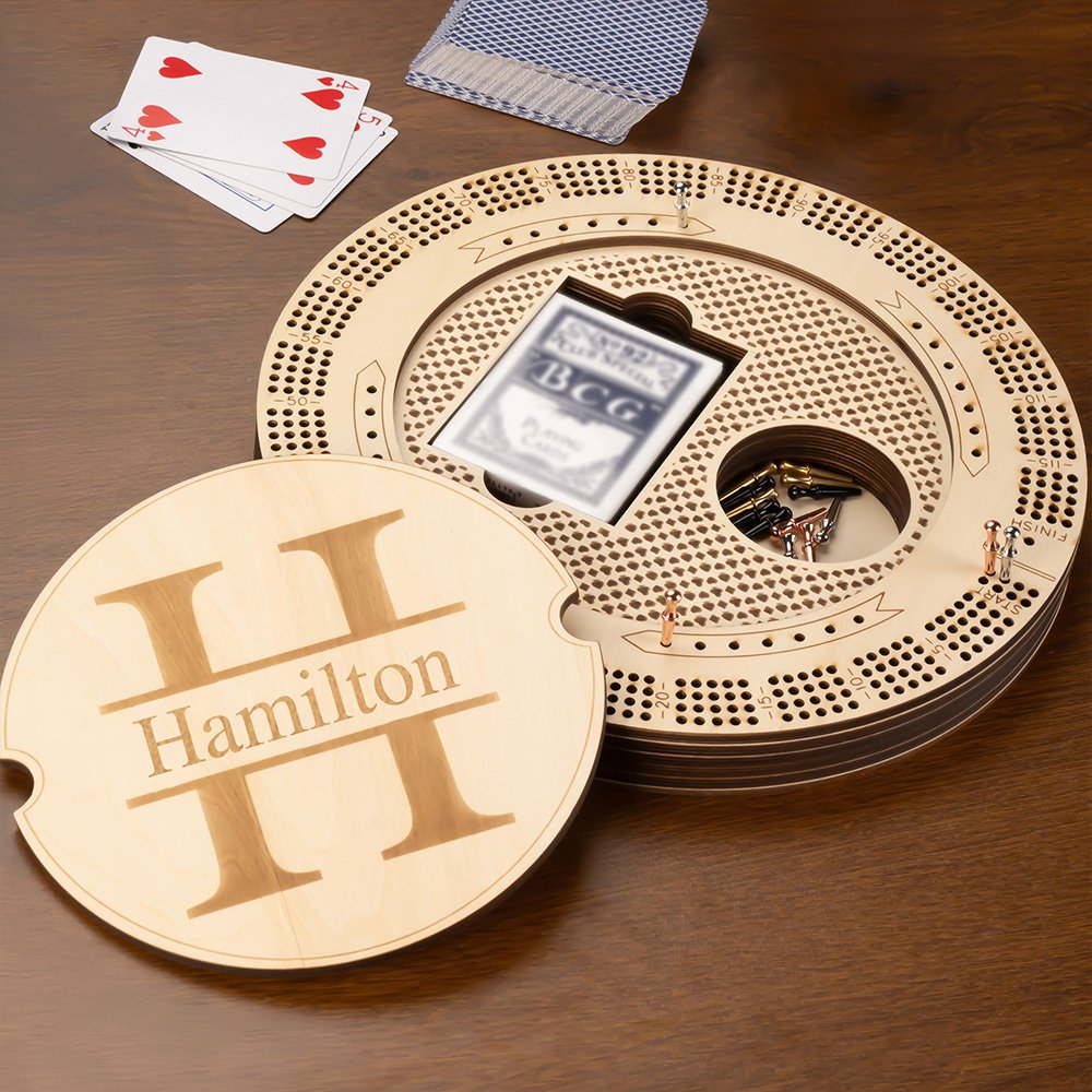 Juego de tablero de madera para jugar al Cribbage personalizado con monograma grabado, 4 pistas y 16 clavijas Juego de viaje para fiestas Regalo de cumpleaños para los amantes del Cribbage 1