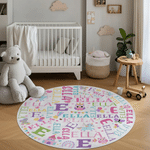 Individuell gestaltete, niedliche, rosa Wortwolken-Matte in runder Form mit Einhorn, Rakete und Dinosaurier sowie Initialen und Namen – als Zimmerdekoration und Geburtstagsgeschenk für Kinder