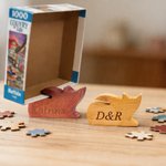 Spersonalizowany, uroczy drewniany uchwyt na pokrywę pudełka w kształcie kota z wygrawerowanym napisem – prezent na urodziny lub wieczór gier dla miłośników puzzli