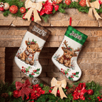 Individuell gestalteter, niedlicher Weihnachtsstrumpf mit Highland-Kuh- und Stechpalmen-Karomuster, mit Namen – Wohnaccessoire und Weihnachtsgeschenk für Kinder, Freunde und Familie