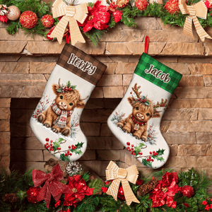 Individuell gestalteter, niedlicher Weihnachtsstrumpf mit Highland-Kuh- und Stechpalmen-Karomuster, mit Namen – Wohnaccessoire und Weihnachtsgeschenk für Kinder, Freunde und Familie