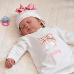 Spersonalizowany, wykonany w 100% z bawełny, miękki kombinezon dla dziewczynki z motywem kwiatowym i kokardką oraz czapeczką z imieniem – prezent na baby shower i urodziny dla noworodka oraz świeżo up 3