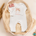 Spersonalizowany, wykonany w 100% z bawełny, miękki kombinezon dla dziewczynki z motywem kwiatowym i kokardką oraz czapeczką z imieniem – prezent na baby shower i urodziny dla noworodka oraz świeżo up 2