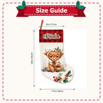 Individuell gestalteter, niedlicher Weihnachtsstrumpf mit Highland-Kuh- und Stechpalmen-Karomuster, mit Namen – Wohnaccessoire und Weihnachtsgeschenk für Kinder, Freunde und Familie