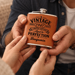 Personalisierter Vintage-Stern-Anstecker aus PU-Leder, Flachmann mit Namen und Jahreszahl – Geschenk für den Alltag, zum Ruhestand oder zum Geburtstag für Papa oder Opa