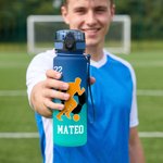 Borraccia personalizzata con sagoma multicolore di un calciatore, con nome e numero: ideale per l'idratazione quotidiana, i viaggi e come regalo di compleanno per adolescenti e calciatori