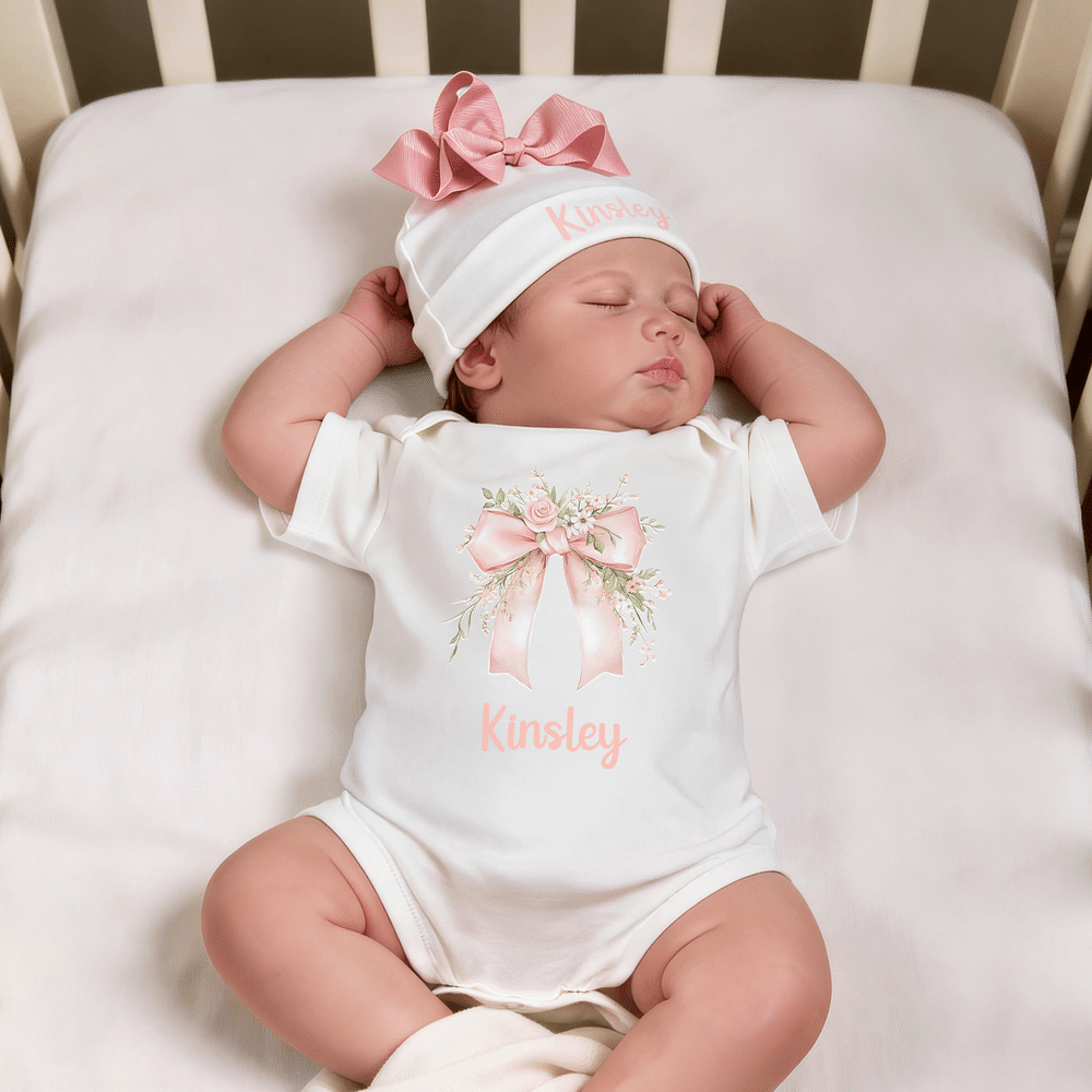 Spersonalizowany, wykonany w 100% z bawełny, miękki kombinezon dla dziewczynki z motywem kwiatowym i kokardką oraz czapeczką z imieniem – prezent na baby shower i urodziny dla noworodka oraz świeżo up 4
