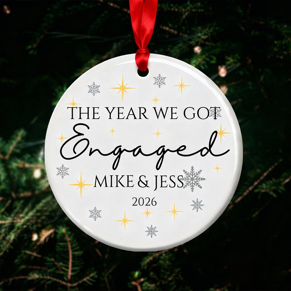 Ornement romantique personnalisé en céramique avec 2 rubans et année Décoration de l'arbre de Noël Cadeau de fiançailles pour jeunes mariés Couples 2