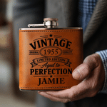 Personalisierter Vintage-Stern-Anstecker aus PU-Leder, Flachmann mit Namen und Jahreszahl – Geschenk für den Alltag, zum Ruhestand oder zum Geburtstag für Papa oder Opa