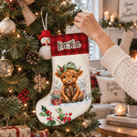 Individuell gestalteter, niedlicher Weihnachtsstrumpf mit Highland-Kuh- und Stechpalmen-Karomuster, mit Namen – Wohnaccessoire und Weihnachtsgeschenk für Kinder, Freunde und Familie
