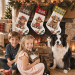 Individuell gestalteter, niedlicher Weihnachtsstrumpf mit Highland-Kuh- und Stechpalmen-Karomuster, mit Namen – Wohnaccessoire und Weihnachtsgeschenk für Kinder, Freunde und Familie