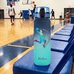 Personalisierte, mehrfarbige Trinkflasche mit Baseball- oder Fußball-Pose als Silhouette, mit Namen – Geburtstags- oder Schulanfangsgeschenk für Kinder, Sportler und Sportfans
