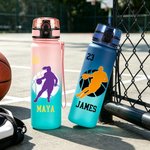 Botella de agua personalizada con la silueta de un jugador de baloncesto a todo color y su nombre: ideal para el entrenamiento diario, la vuelta al cole o como regalo de cumpleaños para un adolescente