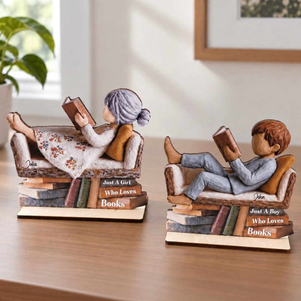 Decorazione in legno personalizzata con effetto 3D raffigurante un personaggio intento a leggere su una pila di libri, con nome; oggetto di arredamento per la casa e regalo di compleanno per appassion 3