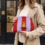 Personalisierte, mehrfarbig bestickte, gestreifte Strick-Kosmetiktasche mit Geburtsblume und Namensstickerei – Geburtstagsgeschenk für Frauen