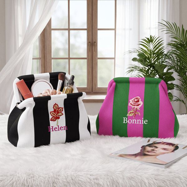 Personalisierte, mehrfarbig bestickte, gestreifte Strick-Kosmetiktasche mit Geburtsblume und Namensstickerei – Geburtstagsgeschenk für Frauen
