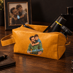 Borsa da toilette personalizzata in similpelle PU in stile fumetto con nome sul manico – Accessori da viaggio – Regalo di compleanno o di Natale per papà, uomo, marito