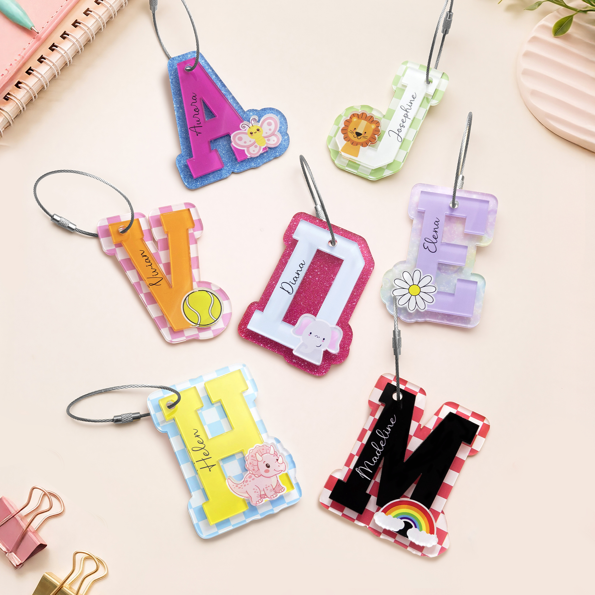 Individuell gestaltete, mehrfarbige Acryl-Taschenanhänger mit Tiermotiven (Biene, Reh) und Alphabet-Mustern, mit Namen – als Geburtstagsgeschenk für Schüler und Kinder