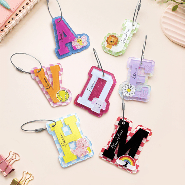 Etiqueta acrílica personalizada para bolso con motivos multicolores de animales (abeja, ciervo) y el alfabeto; incluye el nombre; ideal como regalo de cumpleaños para estudiantes y niños