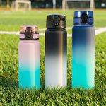 Personlig fotbollsflaska med fotomotiv i gradient för pojkar och flickor, med namn och nummer – perfekt för träning och utomhusbruk – födelsedagspresent till barn och tonåringar