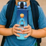 Borraccia in plastica personalizzata con personaggio dei cartoni animati calcistici, con nome e numero: regalo di compleanno per bambini e ragazzi, ideale per il giorno della partita