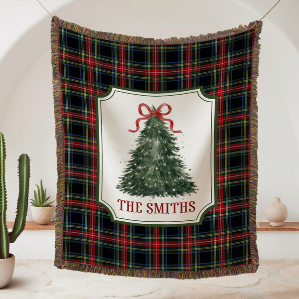 Manta de felpa con estampado de cuadros Buffalo, árbol de Navidad en acuarela personalizado, borlas y el apellido de la familia: un regalo navideño suave y acogedor para la familia y los amigos