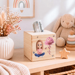 Personlig, söt sparbössa i trä med 3D-effekt, tecknad flicka och födelsedagsblomma – med namn, perfekt som födelsedags- eller barnens dag-present till flickor 6