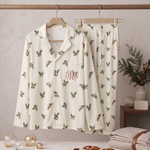 Gepersonaliseerde pyjamaset met monogram, feestelijke strepen, hulst en dennen, met initialen – thuiskleding, verjaardags- en kerstcadeau voor vriendinnen