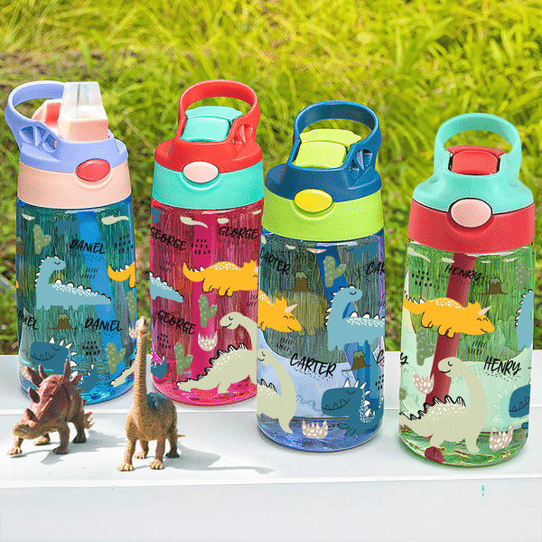 Botella de agua personalizada con nombre de dinosaurio de dibujos animados de 17 oz con pajita y tapa antiderrame Regalo de cumpleaños de vuelta al cole para niños y niñas