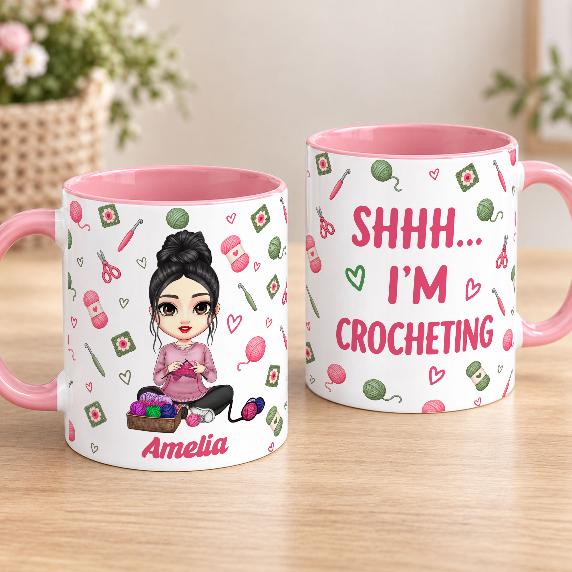 Personalisierte Keramik-Tasse mit gestrickter Comic-Figur, gehäkelt, 11 oz oder 15 oz, mit Namen – für den täglichen Gebrauch, Weihnachts- oder Geburtstagsgeschenk für Strickbegeisterte