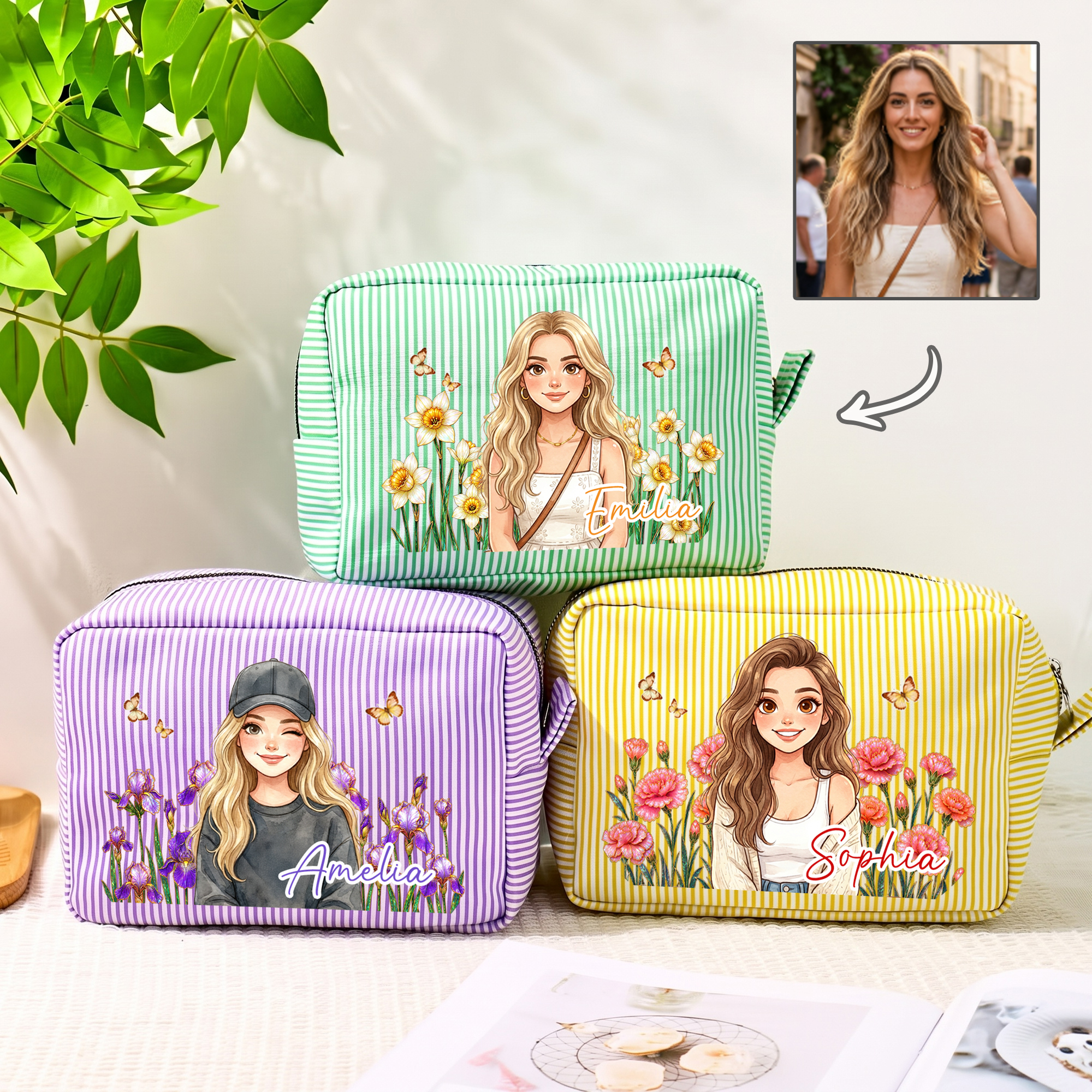 Individuell gestaltete Kosmetiktasche mit Geburtsblume, Comicfigur und bunten Streifen – mit Namen und Reißverschluss – Reiseutensilien – Geburtstagsgeschenk für Frauen und Freundinnen