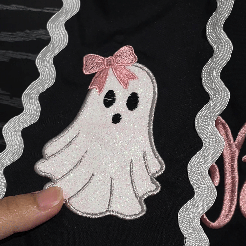 Personlig broderi med initialer, glitterbue, spøkelse, bølget slips, krans, sjal – høstdekorasjon, Halloween, innflyttingsgave til familie og venner 5