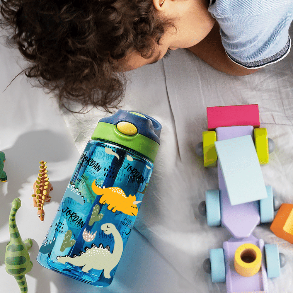 Botella de agua personalizada con nombre de dinosaurio de dibujos animados de 17 oz con pajita y tapa antiderrame Regalo de cumpleaños de vuelta al cole para niños y niñas 3