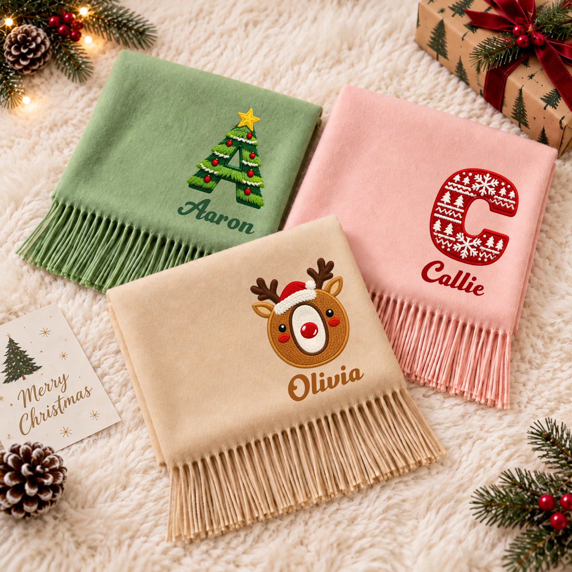 Personalisierter Weihnachtsschal mit Initialen, mehrfarbigen, weichen Quasten und Namen – Winteraccessoire, Weihnachts- und Geburtstagsgeschenk für Familie und Freunde