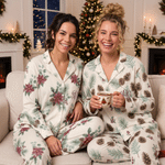 Gepersonaliseerde pyjamaset met monogram, feestelijke strepen, hulst en dennen, met initialen – thuiskleding, verjaardags- en kerstcadeau voor vriendinnen