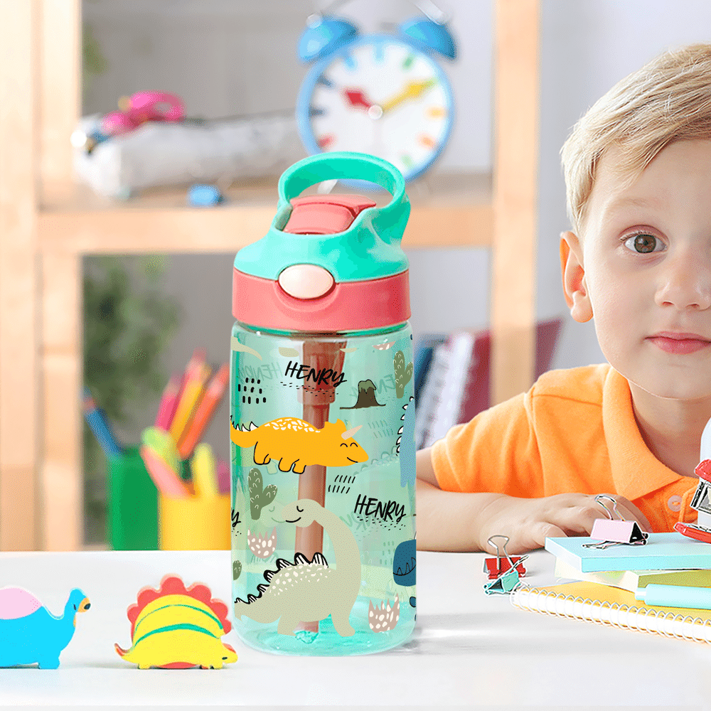 Botella de agua personalizada con nombre de dinosaurio de dibujos animados de 17 oz con pajita y tapa antiderrame Regalo de cumpleaños de vuelta al cole para niños y niñas 2