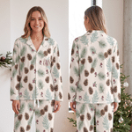 Gepersonaliseerde pyjamaset met monogram, feestelijke strepen, hulst en dennen, met initialen – thuiskleding, verjaardags- en kerstcadeau voor vriendinnen